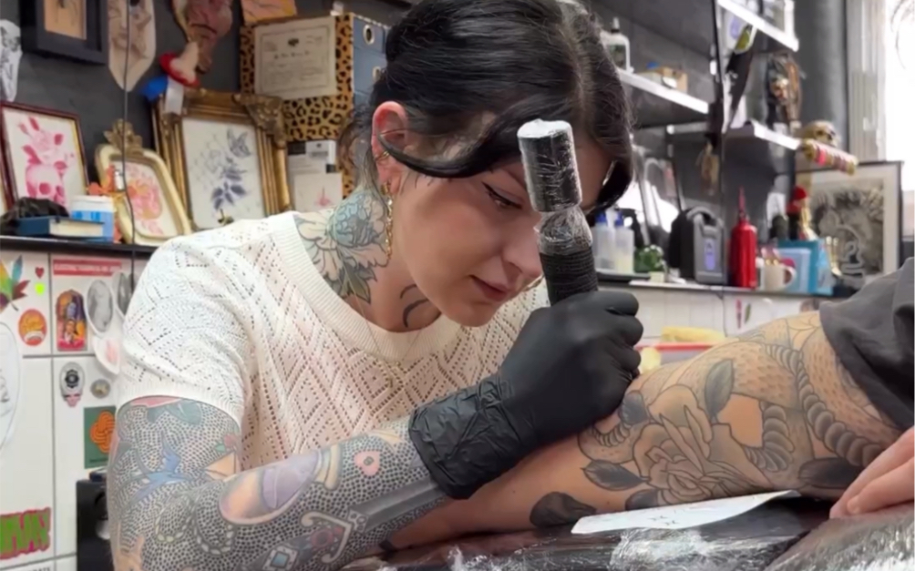 国外著名纹身师:温馨小店日常#纹身师日常 #tattoo #刺青艺术 #纹身