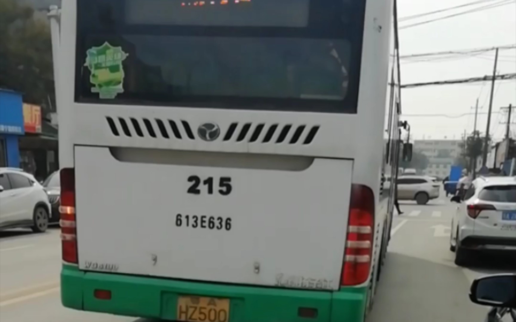 武汉公交215路13气精 613e636出站