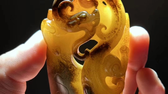 战汉时期高古玉和田玉鸡心佩,品相完美老气开门,玉质丰润细腻!