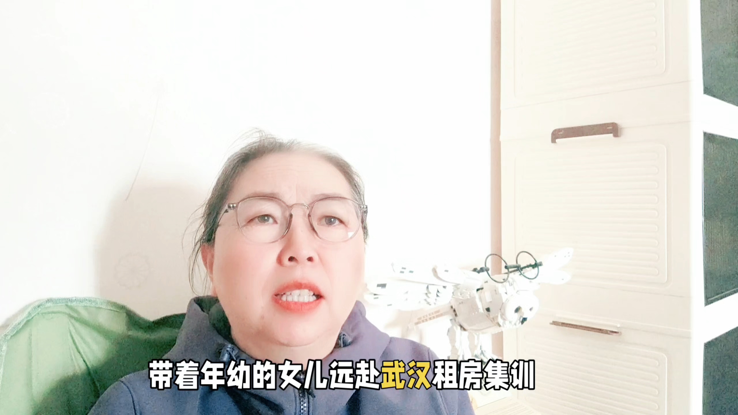 中网最破防一幕！郑钦文摘掉父亲帽子：顶级冠军的背后，是普通家庭18年的全力托举
