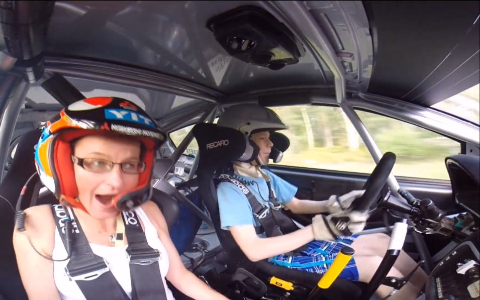 小伙儿开赛车在颠簸路上狂飙把坐在副驾的女的吓出了表情包