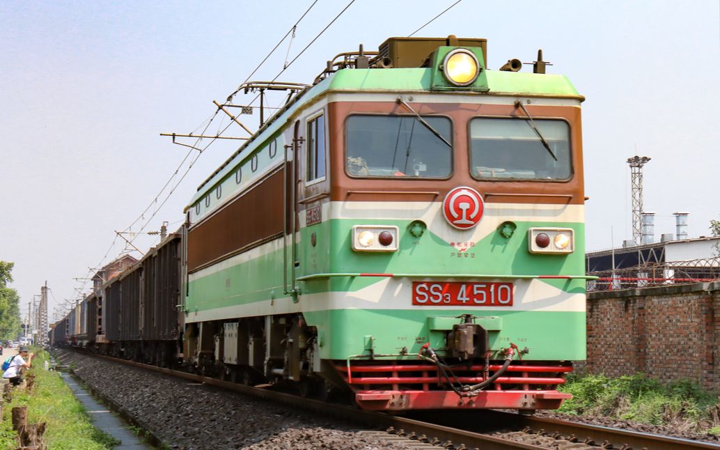 成局西段ss3-4510牵引48081次货列通过峨眉机务折返段道口_哔哩哔哩