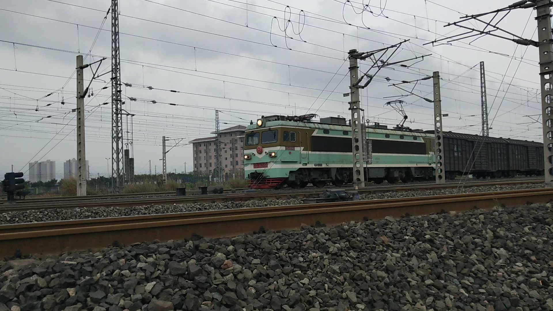 成局重段 已摘牌ss38048青年文明号机车牵引货列出兴隆场 大风中拍摄