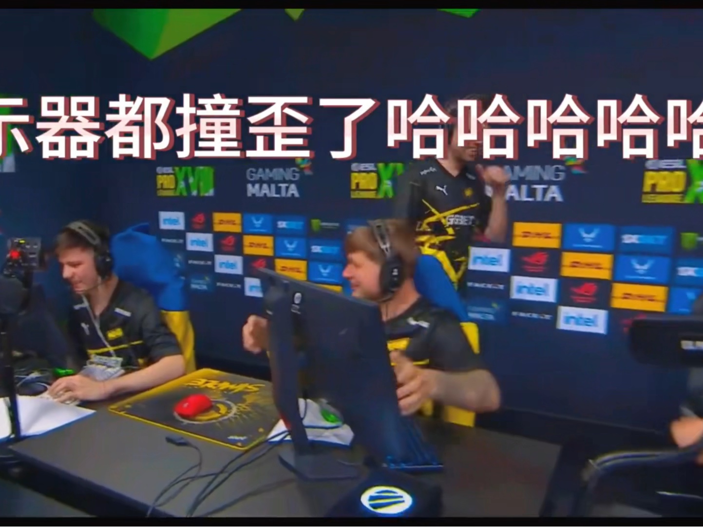 当大b哥锤桌子那一瞬间我就知道他这把爆头率不会低于