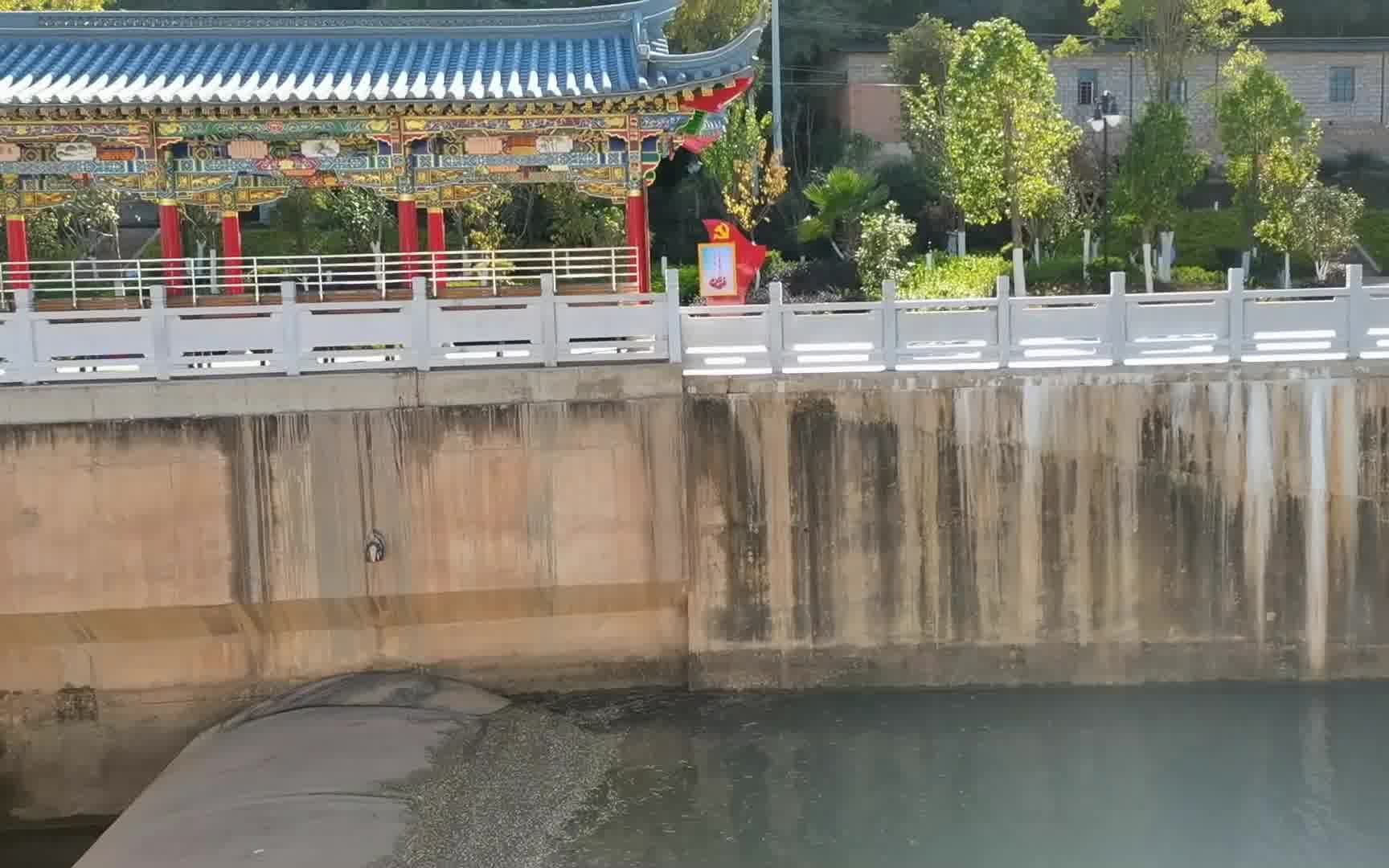 [图]一起出去走走，天蓝蓝，水清清，那人那水那景！