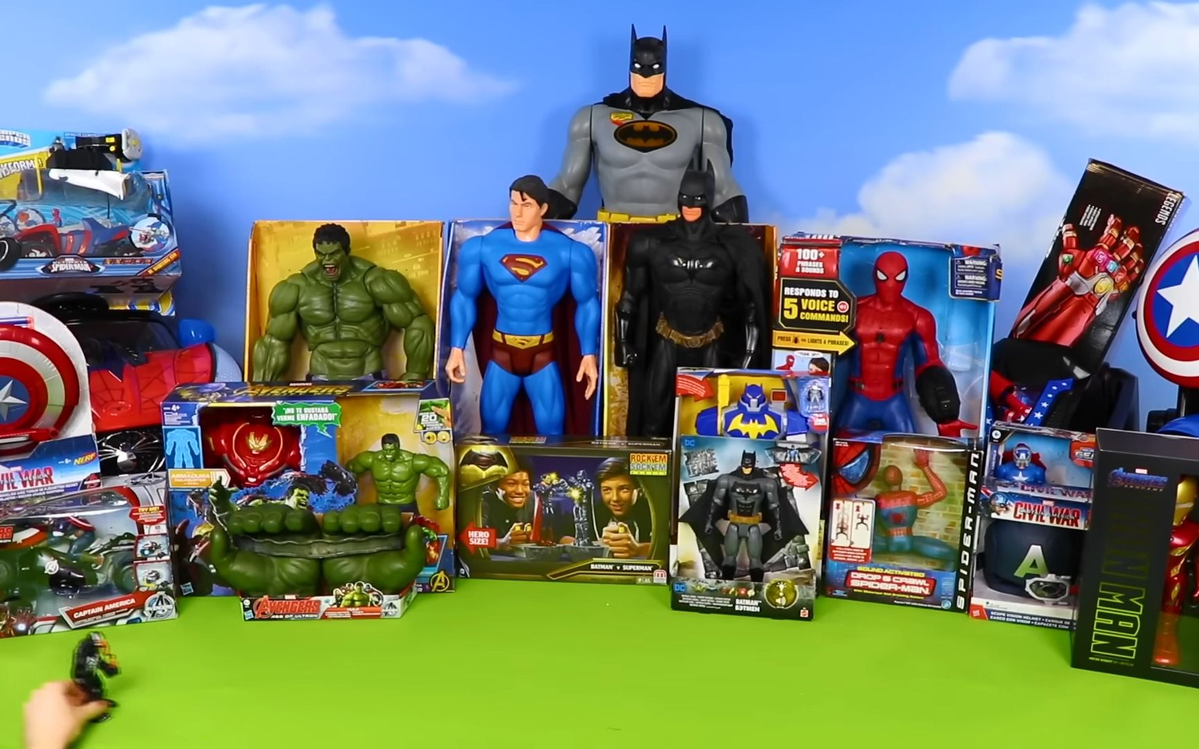 超级英雄动作玩偶和儿童玩具车