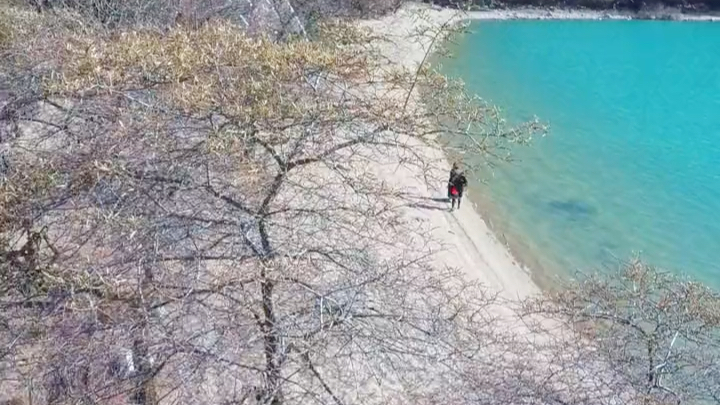 [图]今天和哥哥在美丽的湖边做了石烹羊肚肉吃，美景，美食都有了，大家觉得我美吗？哈哈