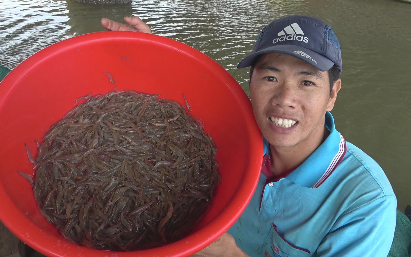 小池一早赶海抓一盆泥虾和海鱼,船机却坏掉了,自己去修一整天_哔哩