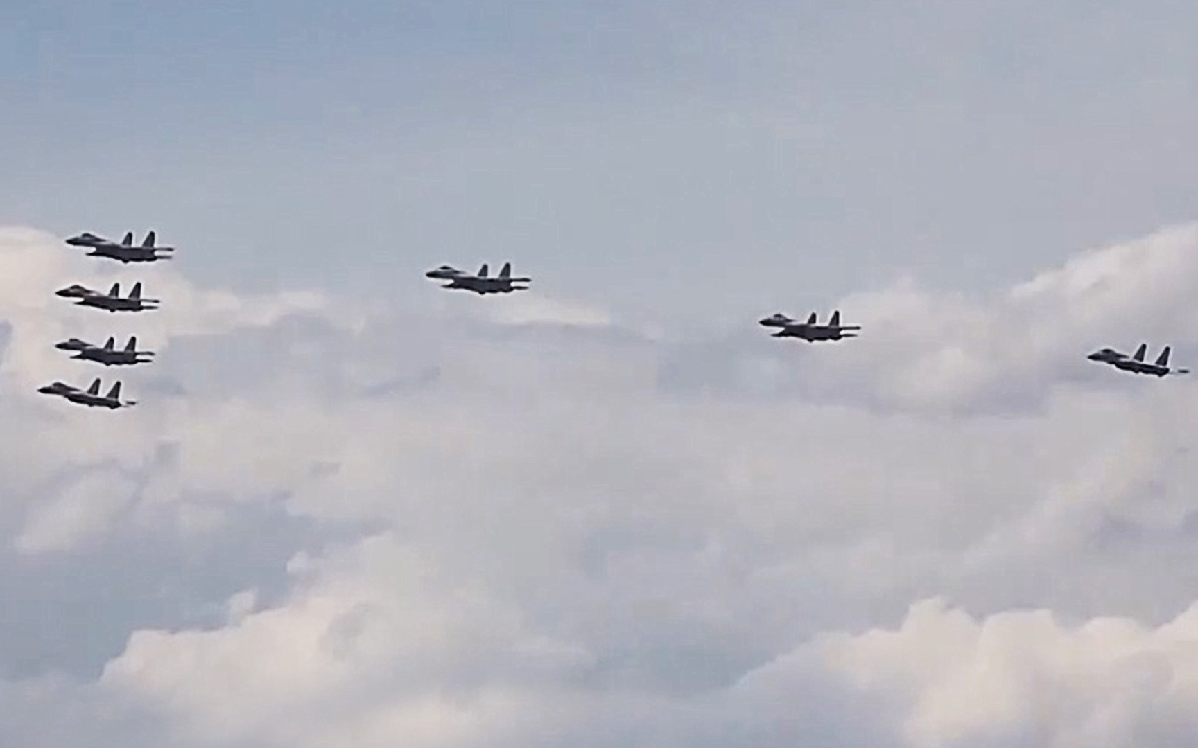 歼15带弹起飞7机编队列阵海空