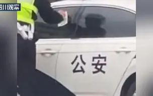 Télécharger la video: 上海一交警给警车开罚单，不少网友表示，法律面前人人平等，赞！