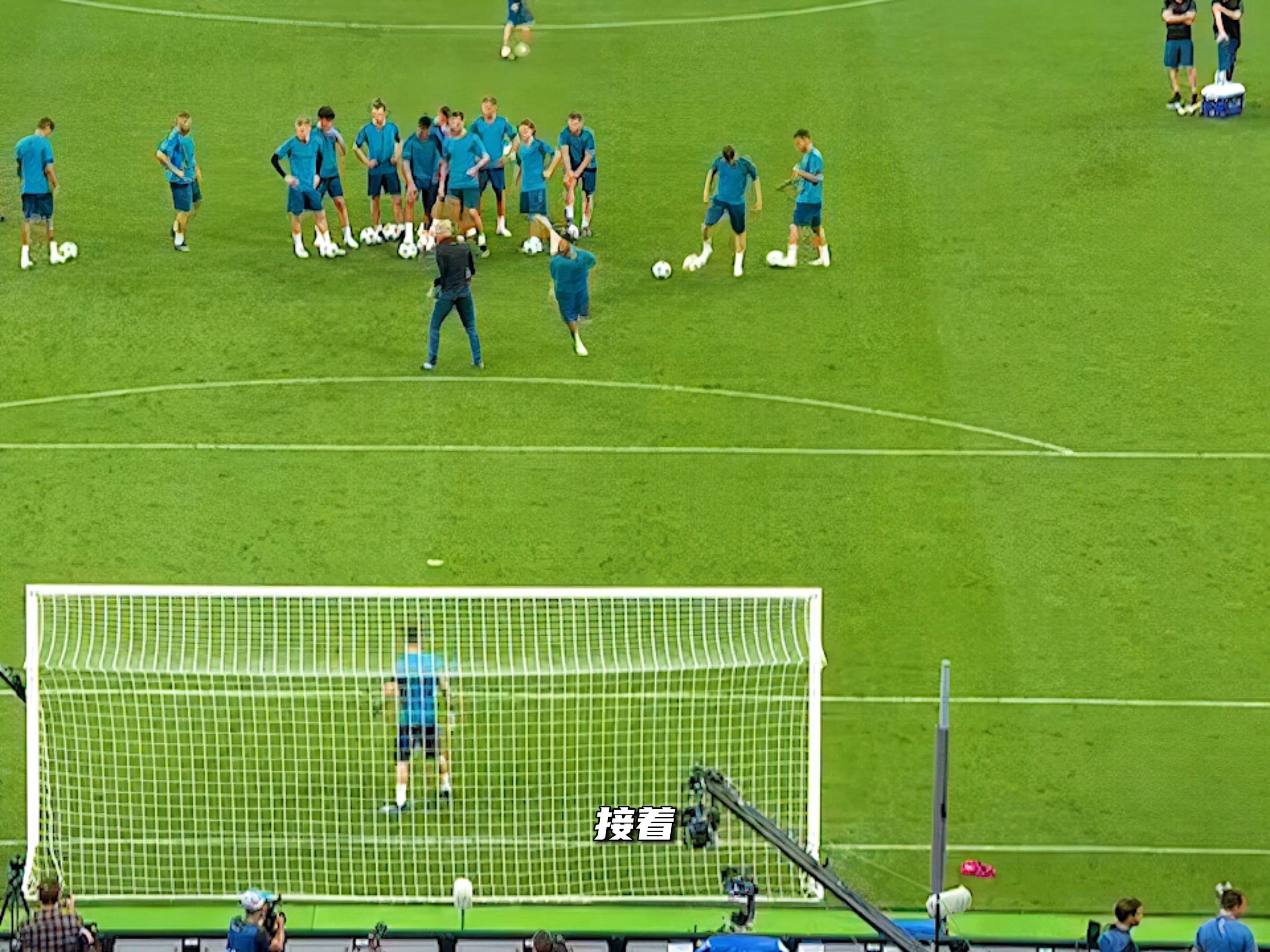 足坛名场面,皇马全队注视c罗射门