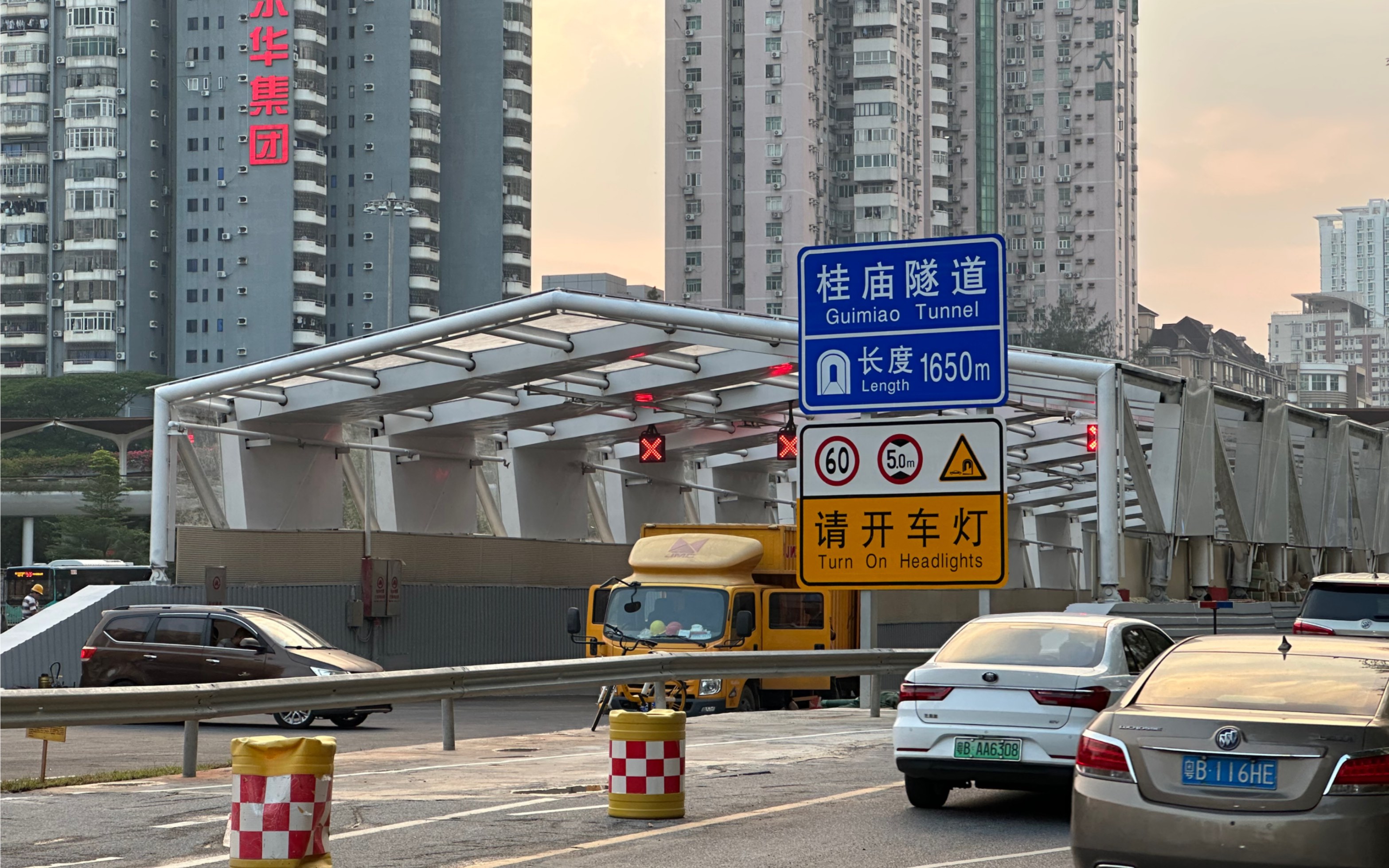 [图]【品质城市快速路·黑灯瞎火的繁华】深圳滨海大道桂庙隧道（西行）行车视频