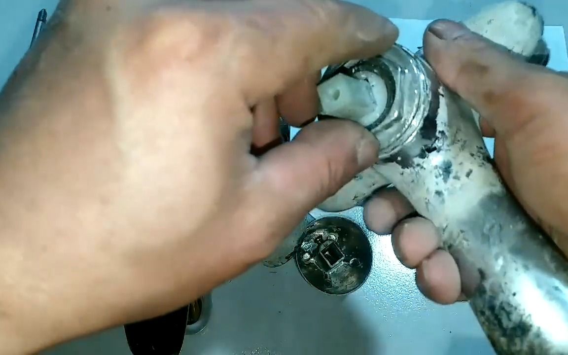 老水工拆解2种差价很大的冷热水龙头,拆开对比后,我决定买贵的_哔哩
