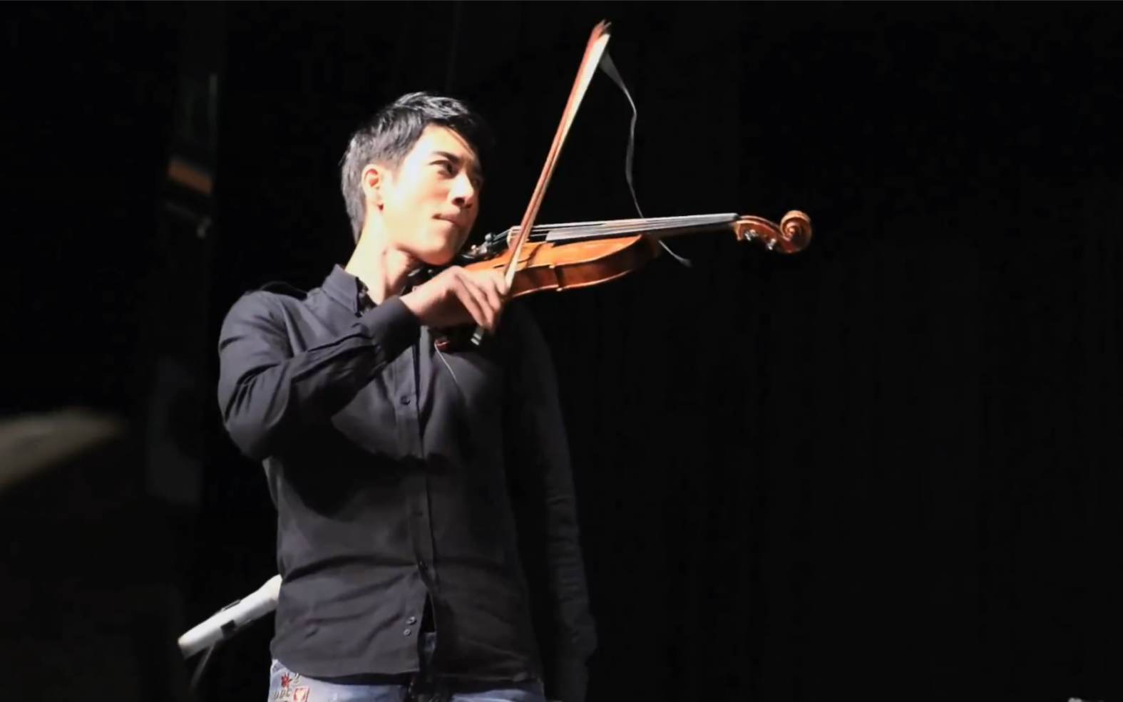 王力宏单手拉小提琴!
