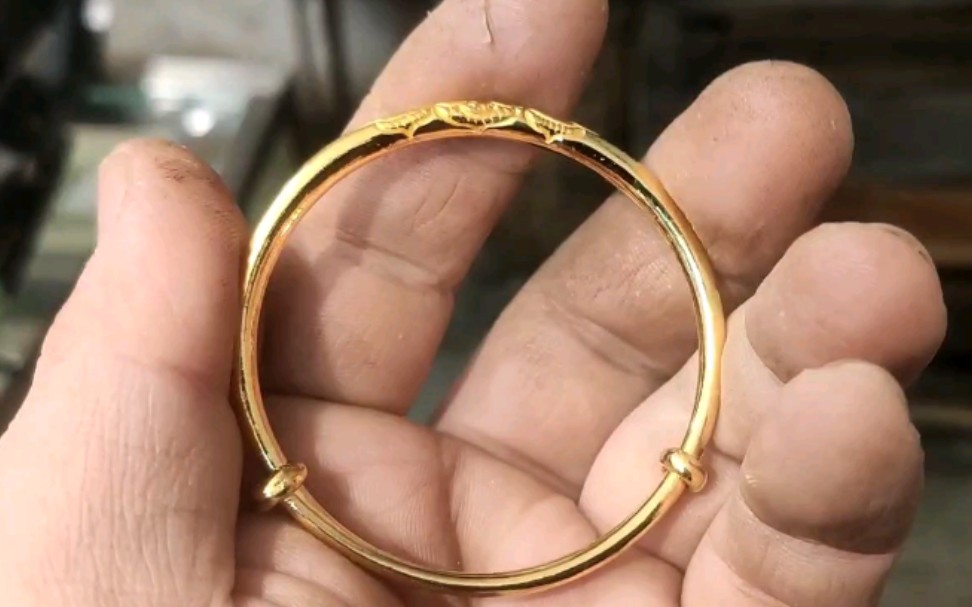 手很细圈口很小的黄金手镯