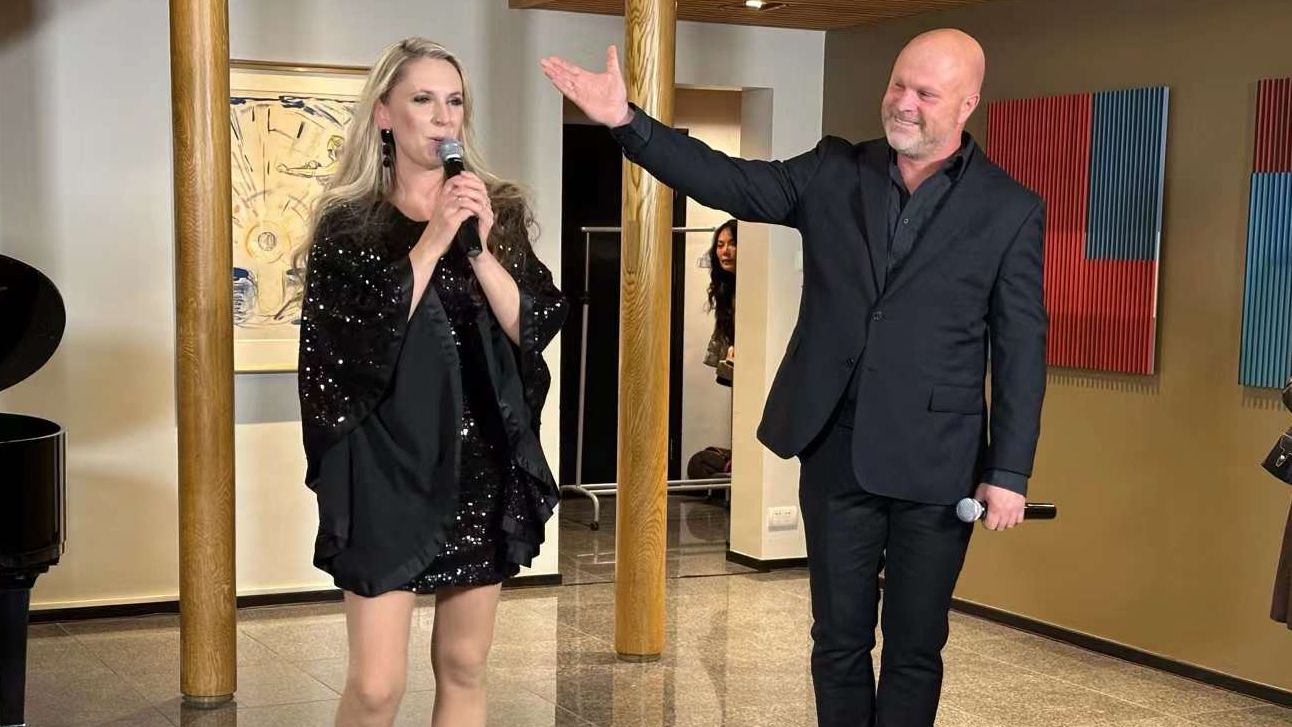 玛丽亚与丈夫合唱新歌the river