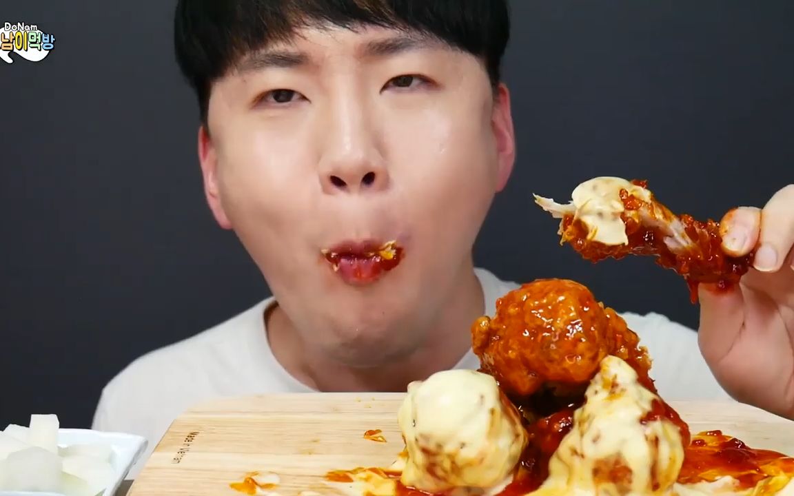 韩国吃播donam小哥吃炸鸡腿配脆脆的萝卜块~w_哔哩哔哩 (゜-゜)つロ