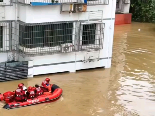 [图]致敬暴雨中守护的他们