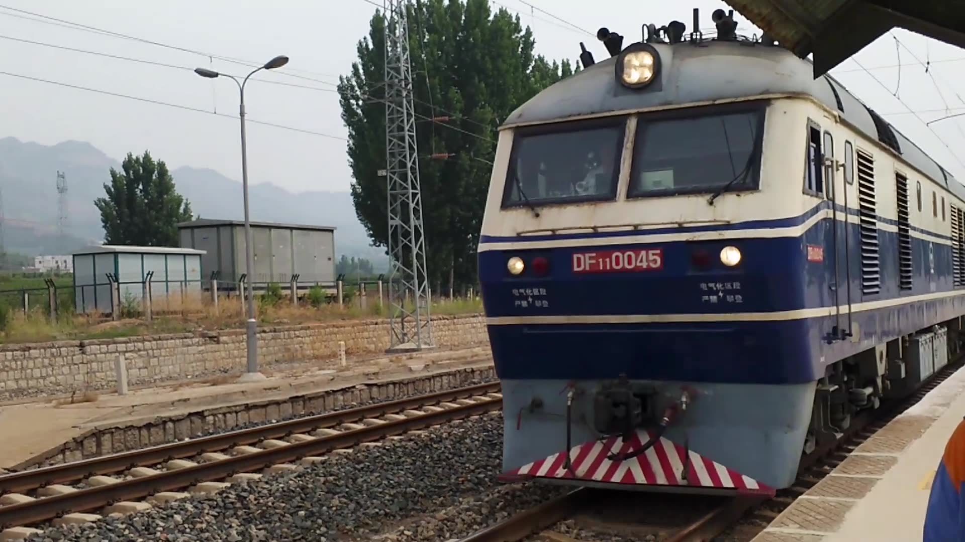 换车前山东唯一"网红慢火车"源迁站进出站拍摄7053/7054次列车