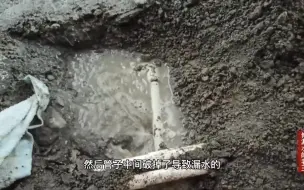 下载视频: 水管破裂漏水，整个客厅木地板报废，水管漏水对木地板破坏性太大