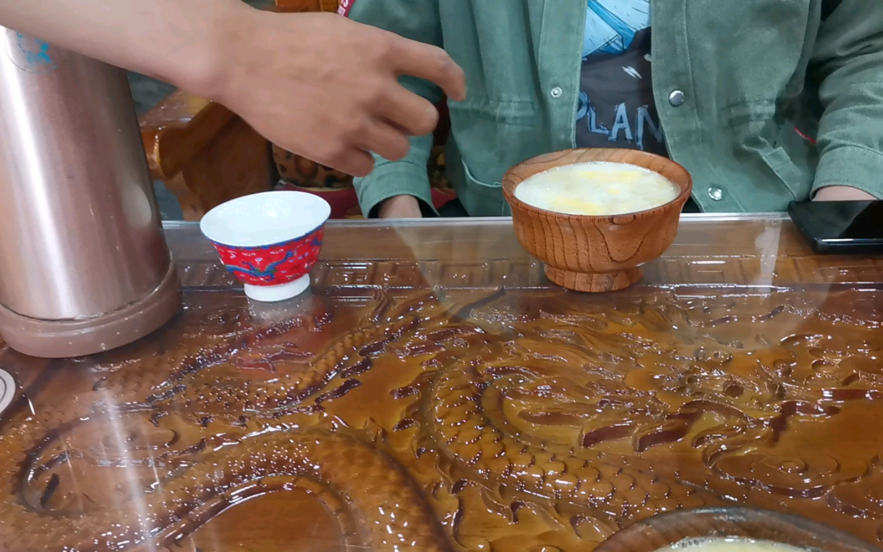 第一次吃藏餐,丁真尝试手搓糌粑实录