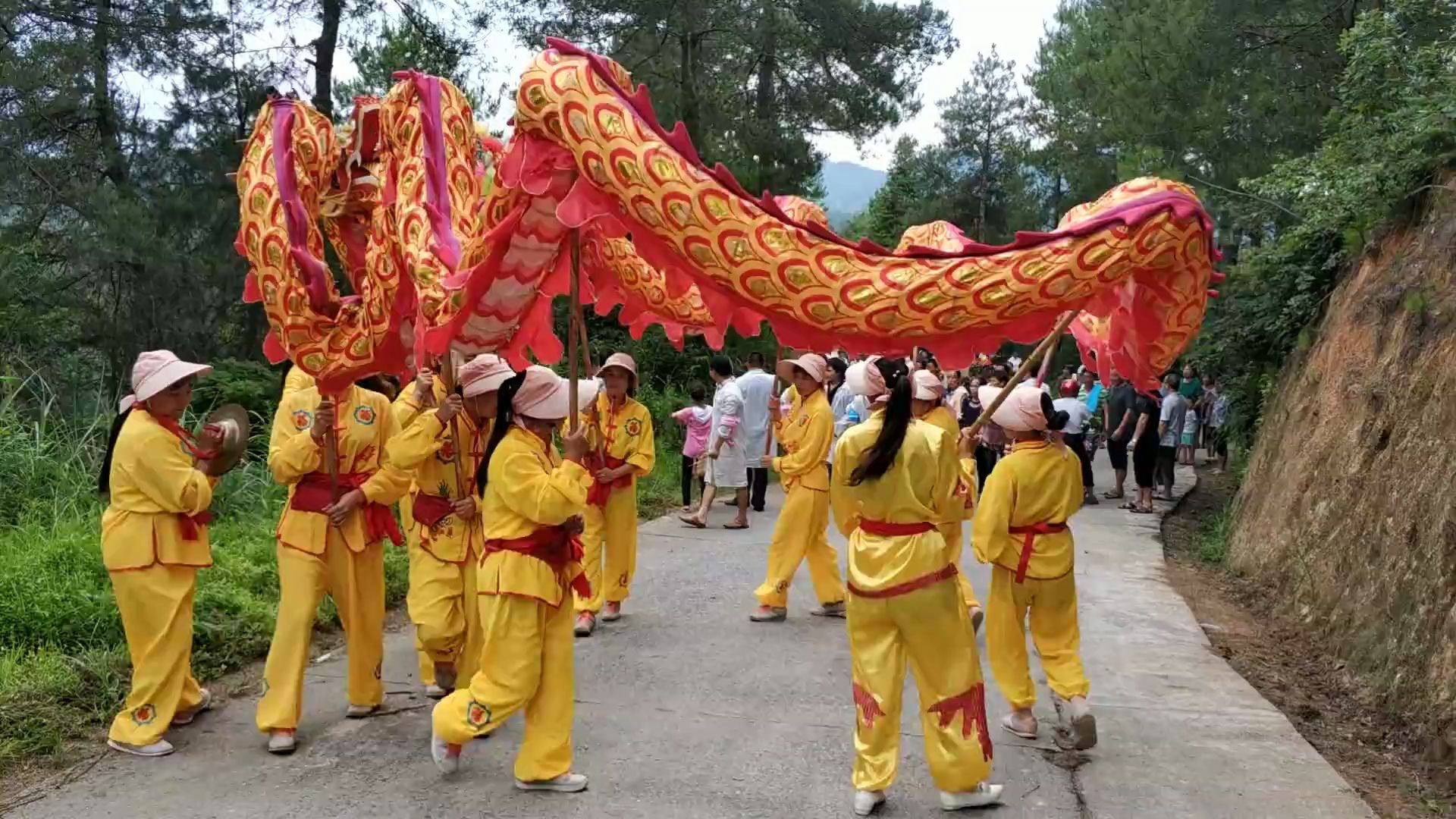 湖南农村土葬风俗,美女舞龙灯送棺材进山