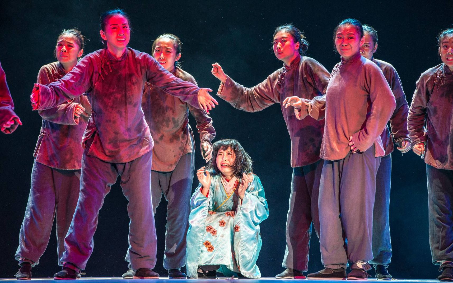 王舸编导当代舞群舞四部曲中国妈妈凤悲鸣父亲阿婆的幸福生活