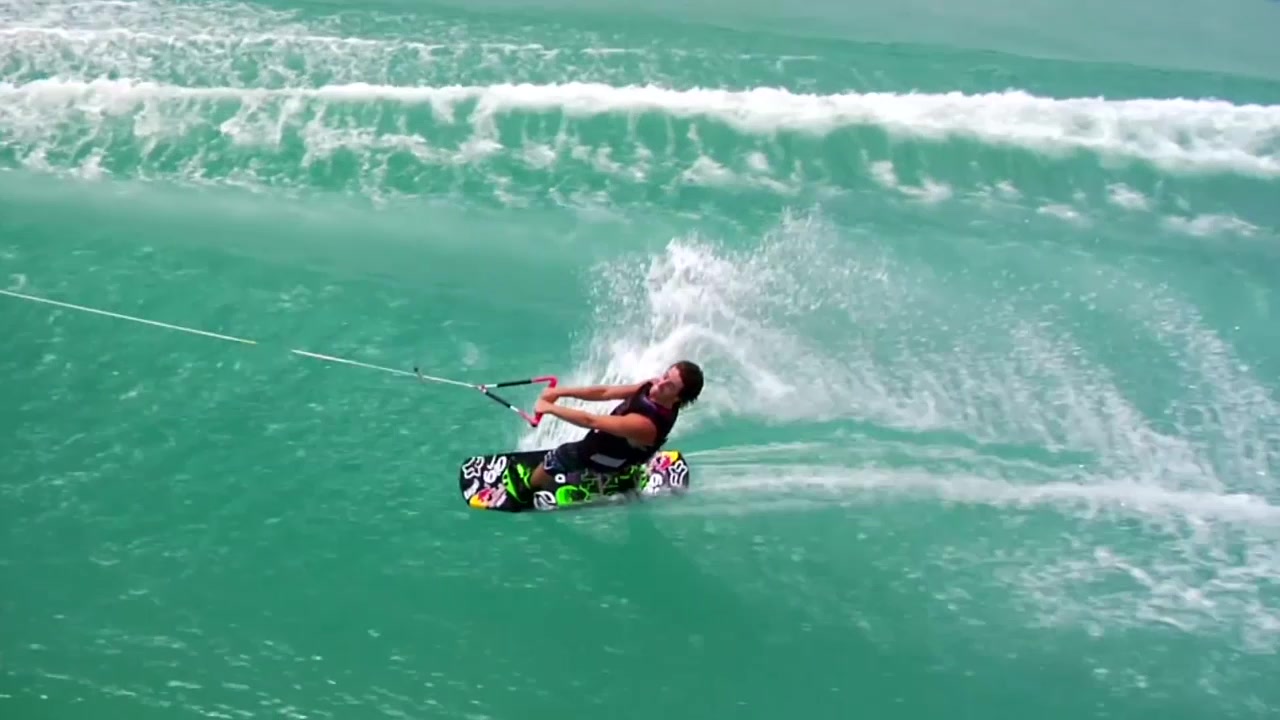 老外爱作死极限牵引冲浪板翻转滑水