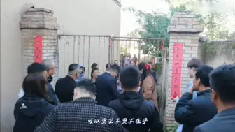 Video herunterladen: 题外事：红事瞬间变白事，几人被倒塌门柱砸到身亡