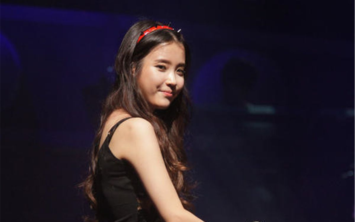 iu李智恩憨憨式比心