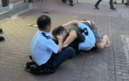 [图]香港警察制服香港暴民，胡椒喷雾感觉没什么用。。。