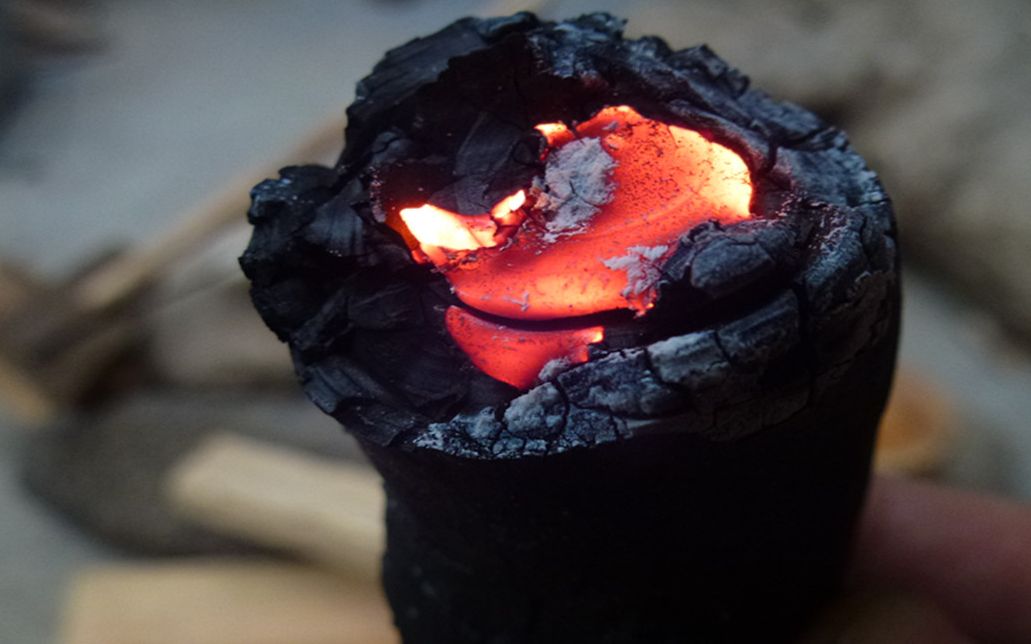 摩擦竹筒生火成功