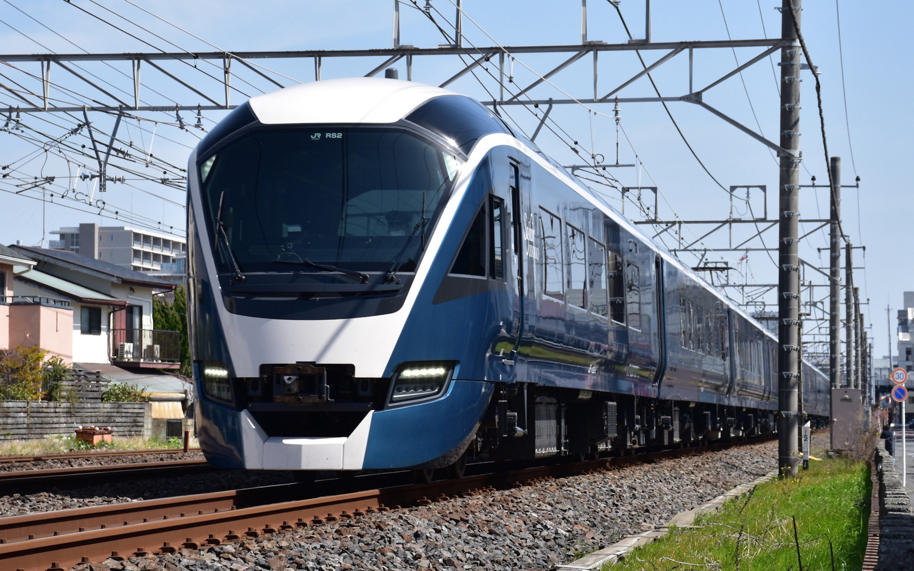 jr东日本 e261系 特急蓝宝石舞女(サフィール踊り子) 横滨站进站