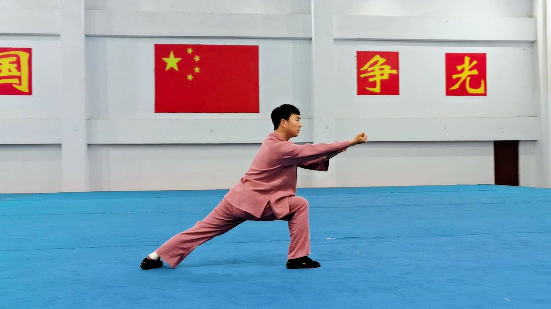 武术教练演练初级三路长拳,动作标准,超帅气!