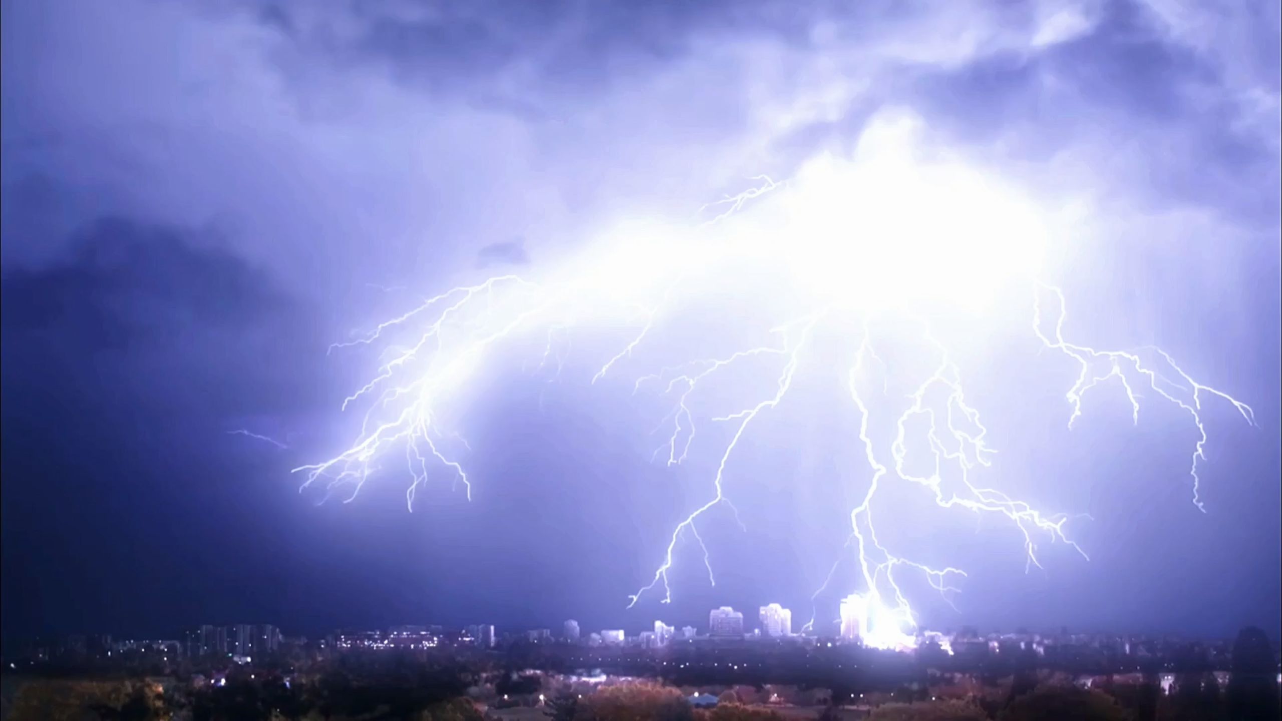 “当雷光照耀大地,我随风暴而来!这一刻,闪电回应了青春的呼唤!”
