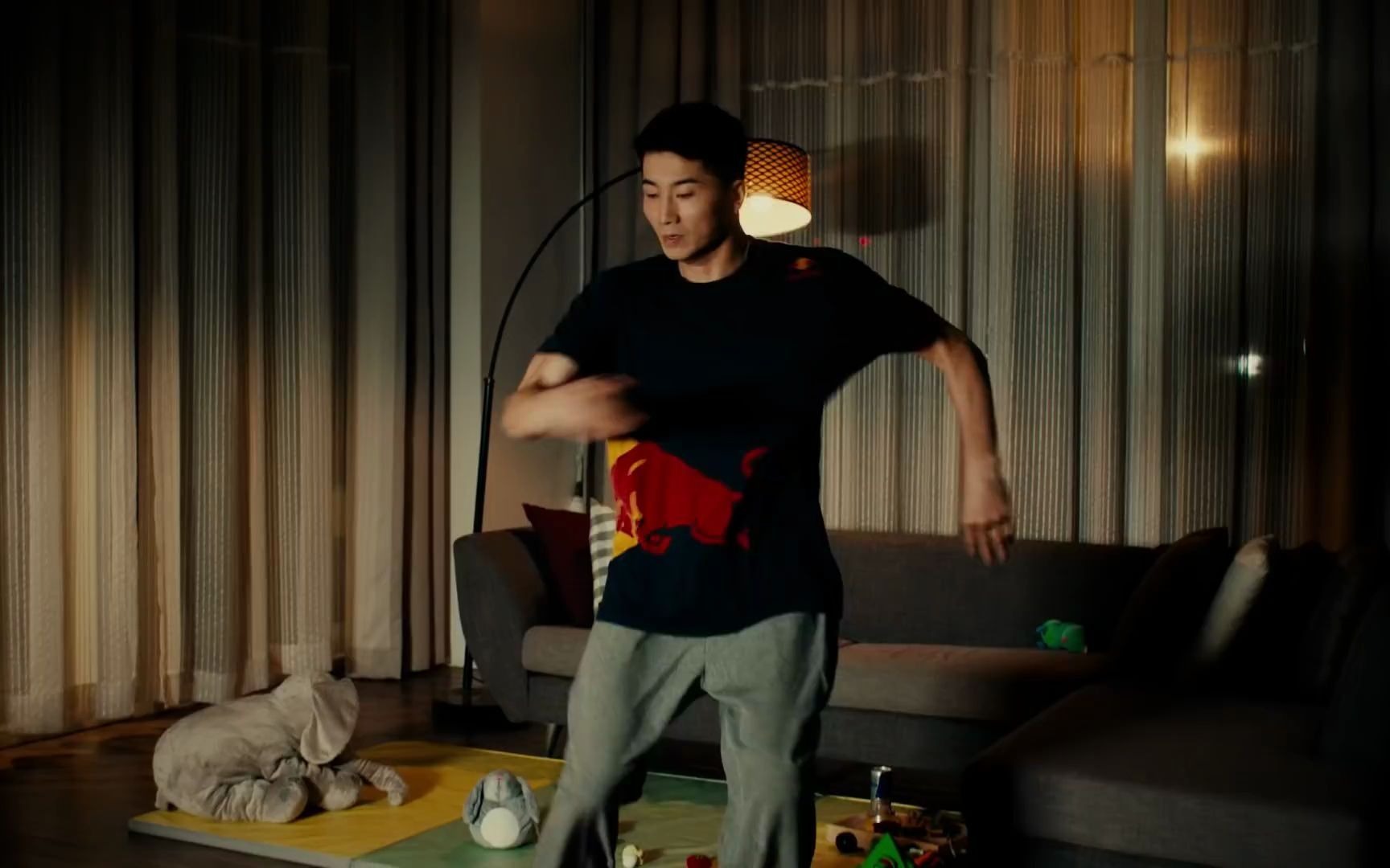 bboywingpullsoffamazingbreakingmovesathome在家也能帅气舞蹈