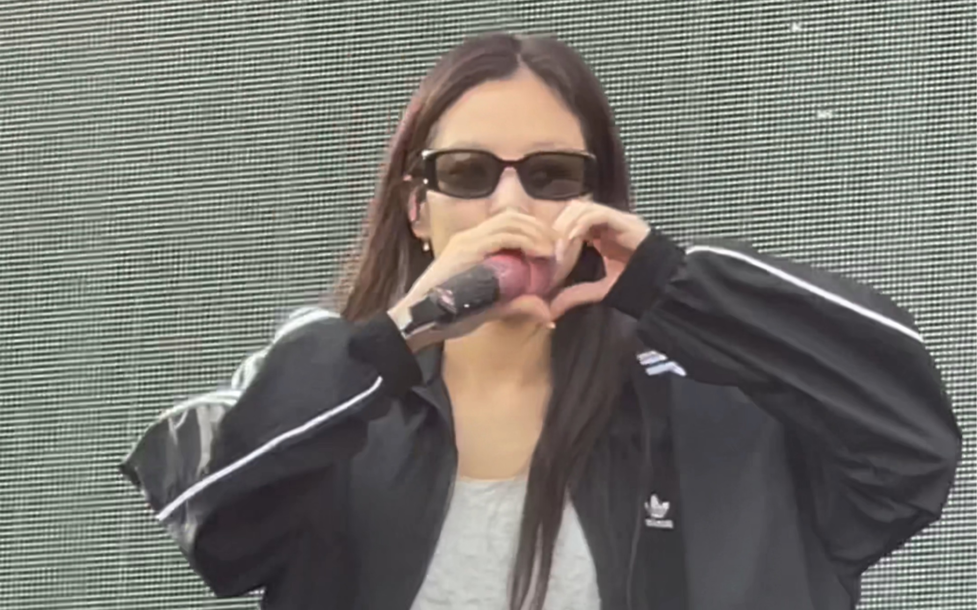 另一个视角的jennie对我比心772077780000026909