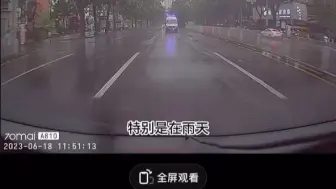 Video herunterladen: 不老的老回：救护车下雨天开窗，是你活该！