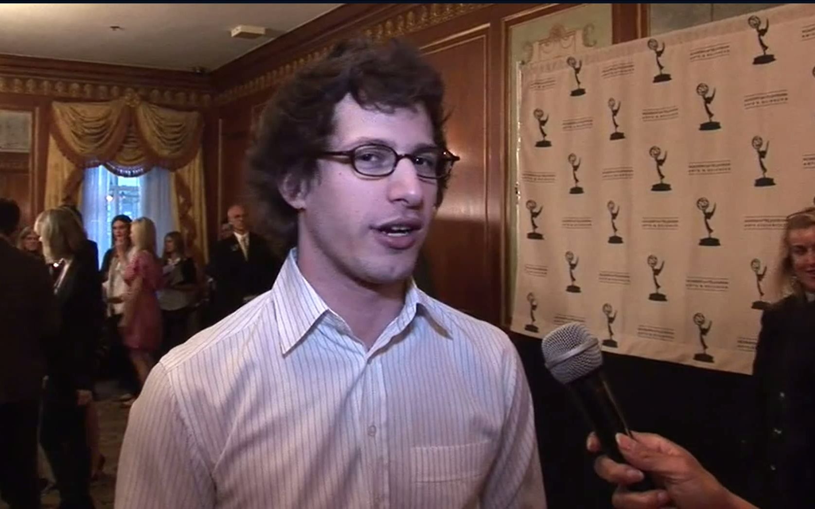 【andy samberg】当时还是snl卡司的三表哥在2010年艾美奖时期接受