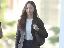 Télécharger la video: 郑秀晶机场出发，前往美国纽约海外演出活动。#郑秀晶 #krystal #少女时代