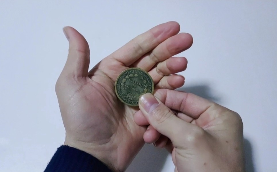 空手变出一枚硬币,太神奇了,到底怎么做?