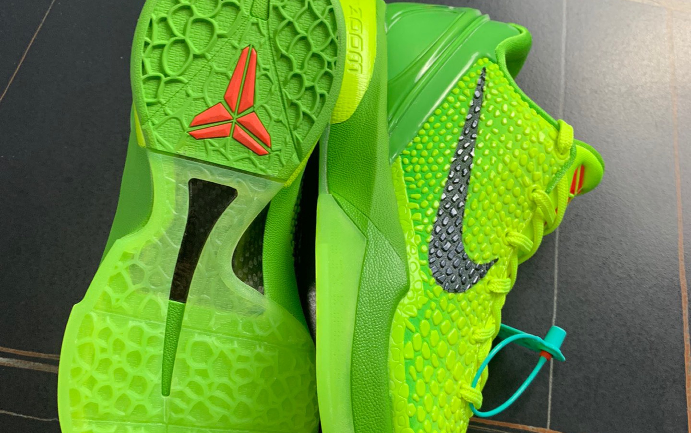 h12版本 科比6代 青蜂侠 市场唯一顶级货 前掌超大zoom 气垫 后掌eva