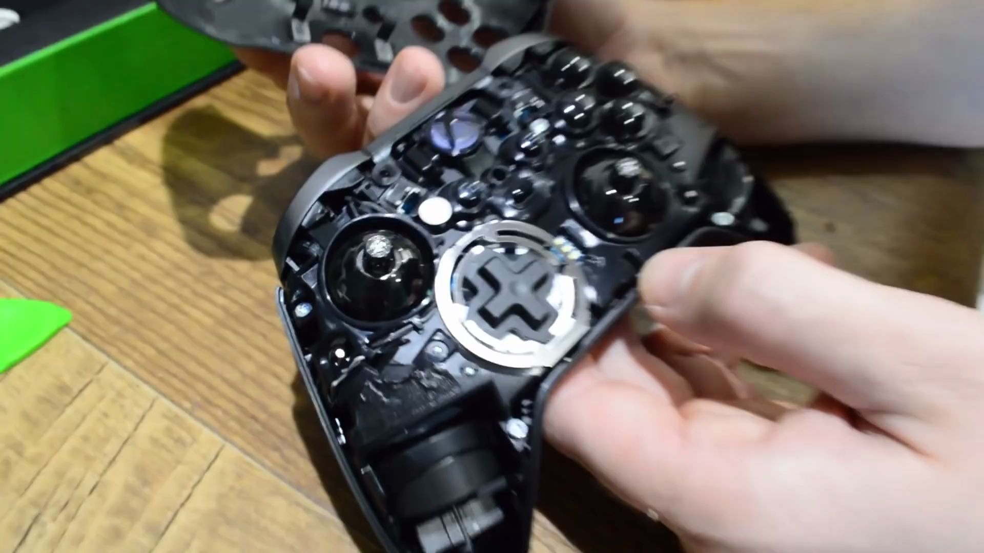 youtube转载xbox精英2代手柄拆解和测试
