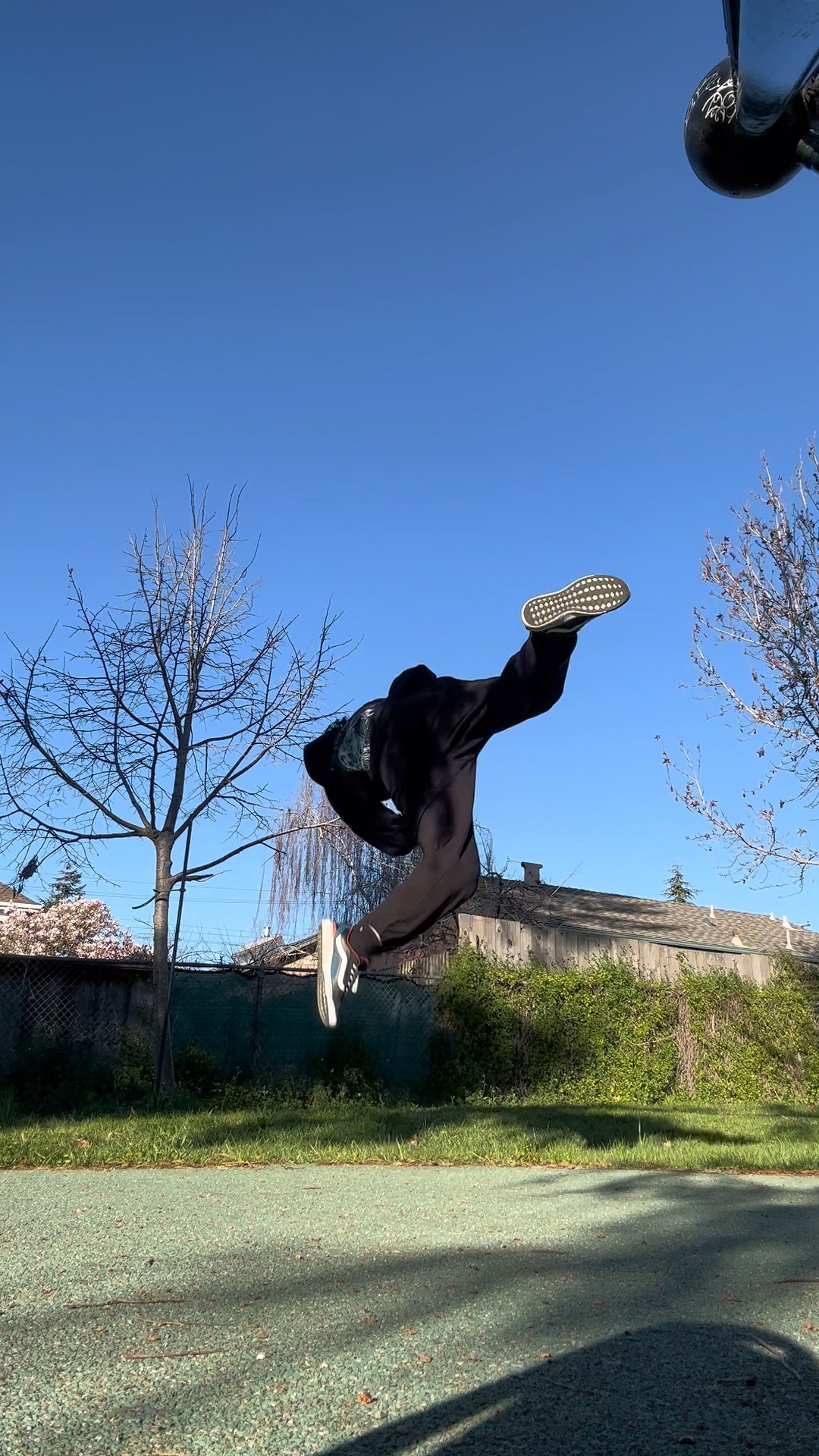 踢月转体下草地