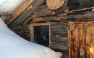 Video herunterladen: 我的地下小屋被大雪给藏起来了！小屋共有两室，暖得可以穿短袖在里面做意面