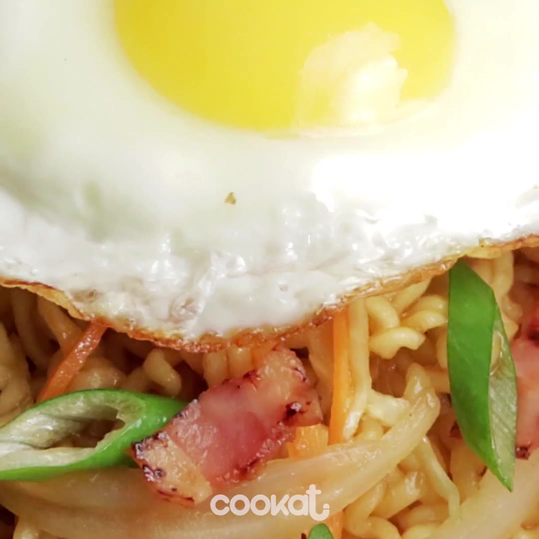 【泡面大叔】炒面配鸡蛋 stir-fried noodle with egg_哔哩哔哩 (゜