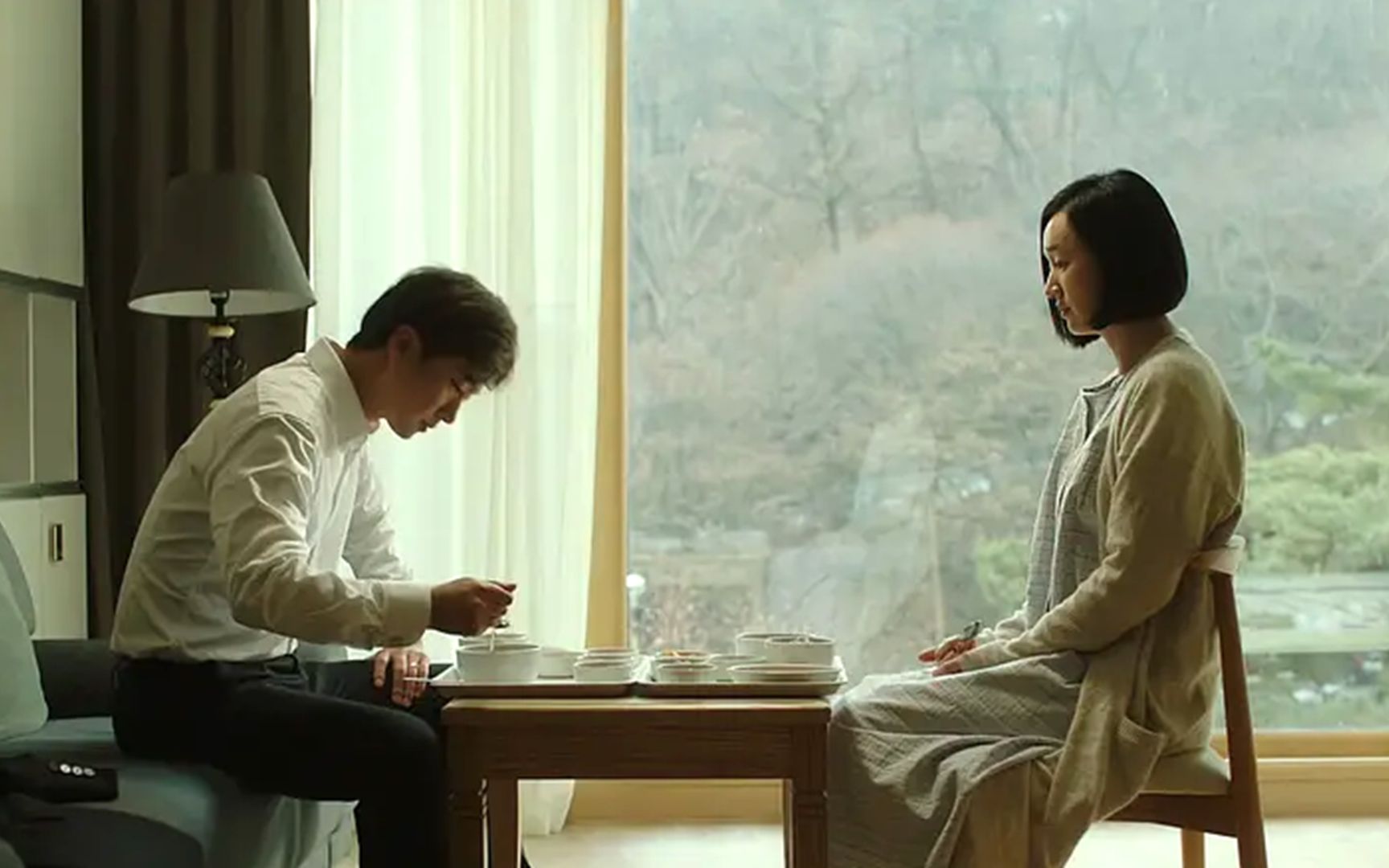 年薪百万的中产夫妻,想进入上流社会,结果一个被羞辱一个成玩物