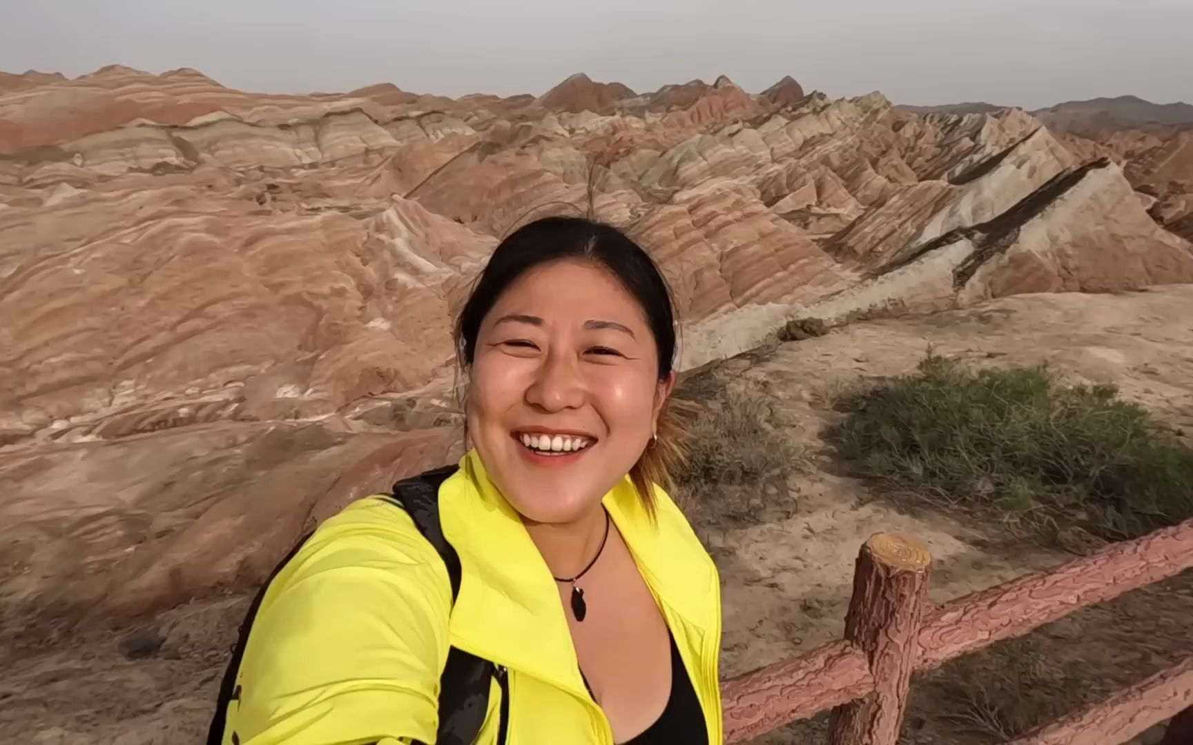 韩国大姐游览七彩丹霞