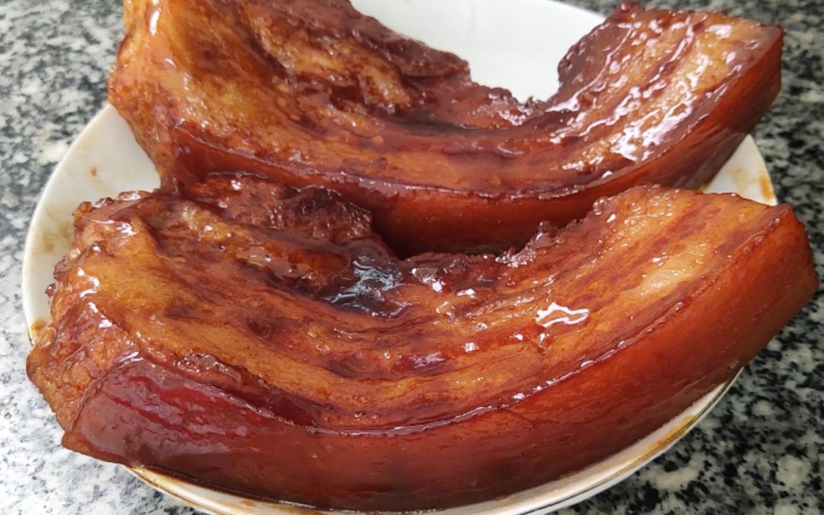 五花肉还是卤的好吃,酱香入味肥而不腻,简单又美味