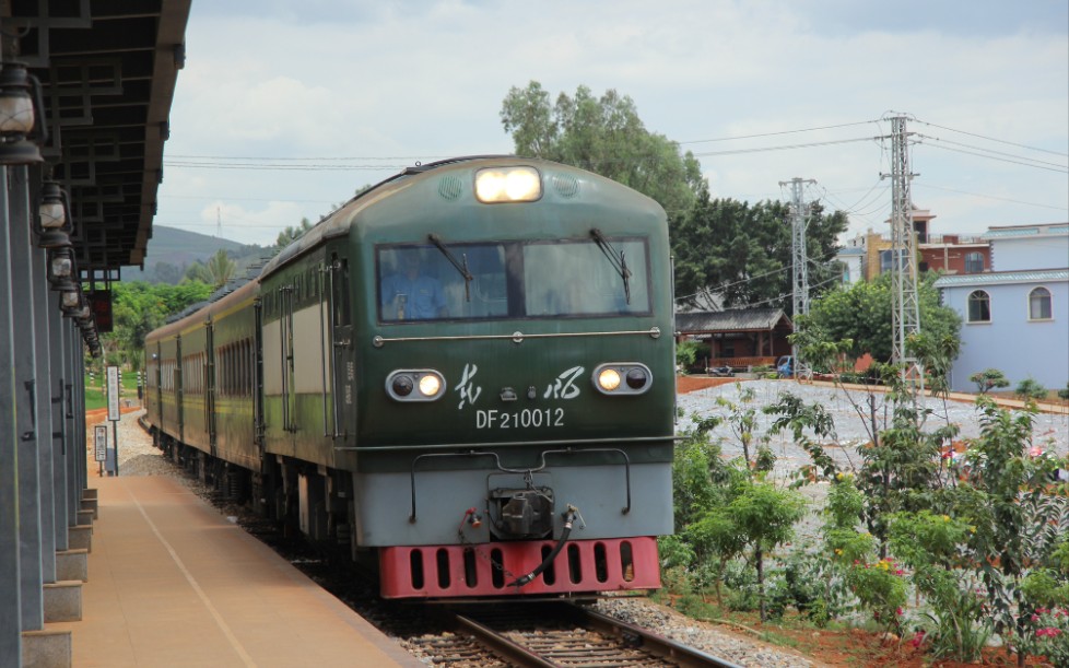 中国铁道昆河铁路米轨客车57302次停靠1909广场乘降所